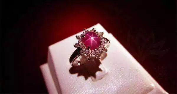 听说这几颗红色石头价值连城，世间罕见！