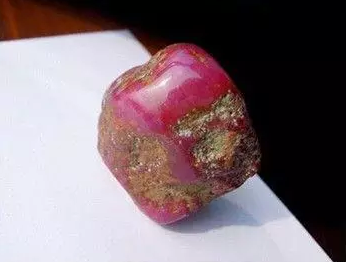 听说这几颗红色石头价值连城，世间罕见！