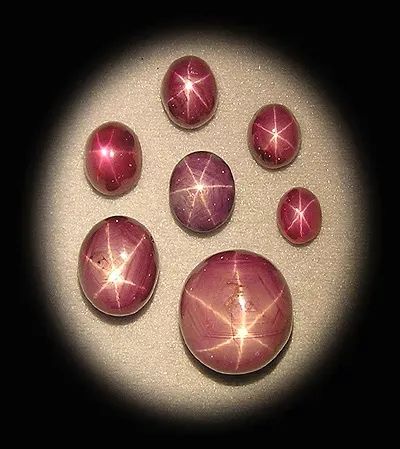 听说这几颗红色石头价值连城，世间罕见！