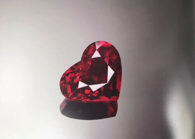 听说这几颗红色石头价值连城，世间罕见！