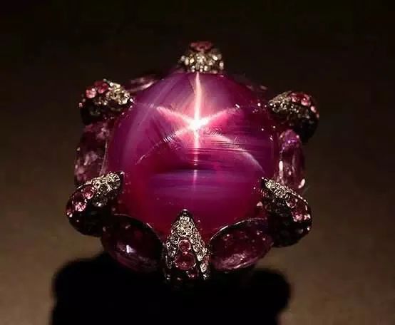 听说这几颗红色石头价值连城，世间罕见！