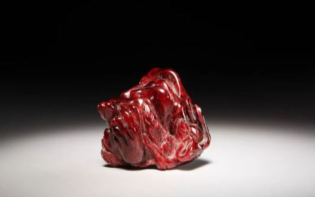 听说这几颗红色石头价值连城，世间罕见！