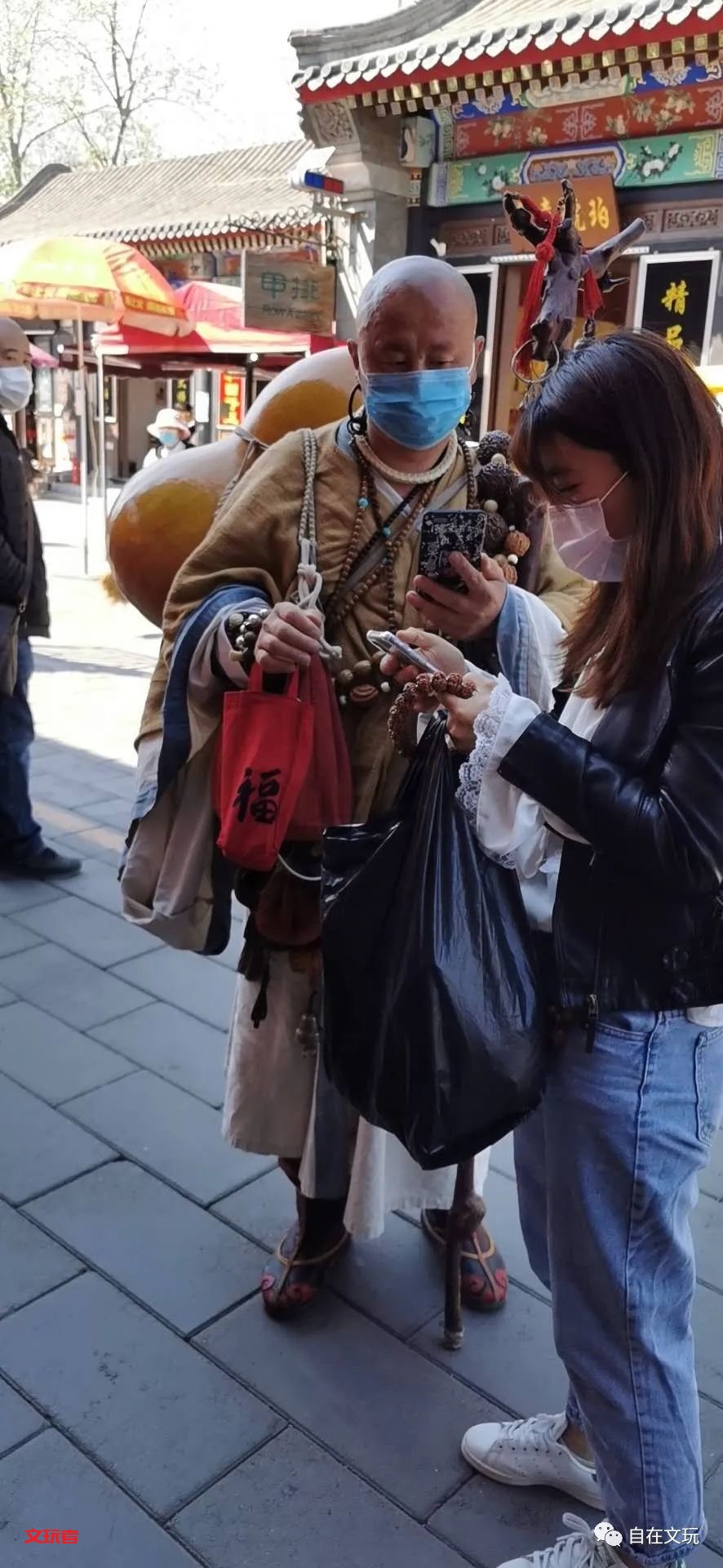 疫情还在，但那个人声鼎沸的潘家园又回来了