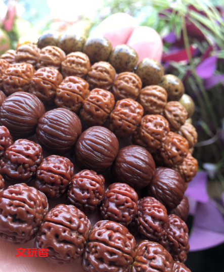 夏天抓紧玩这四种文玩，上色包浆的速度能翻好几倍！