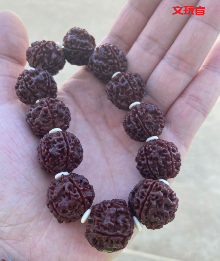 夏天抓紧玩这四种文玩，上色包浆的速度能翻好几倍！