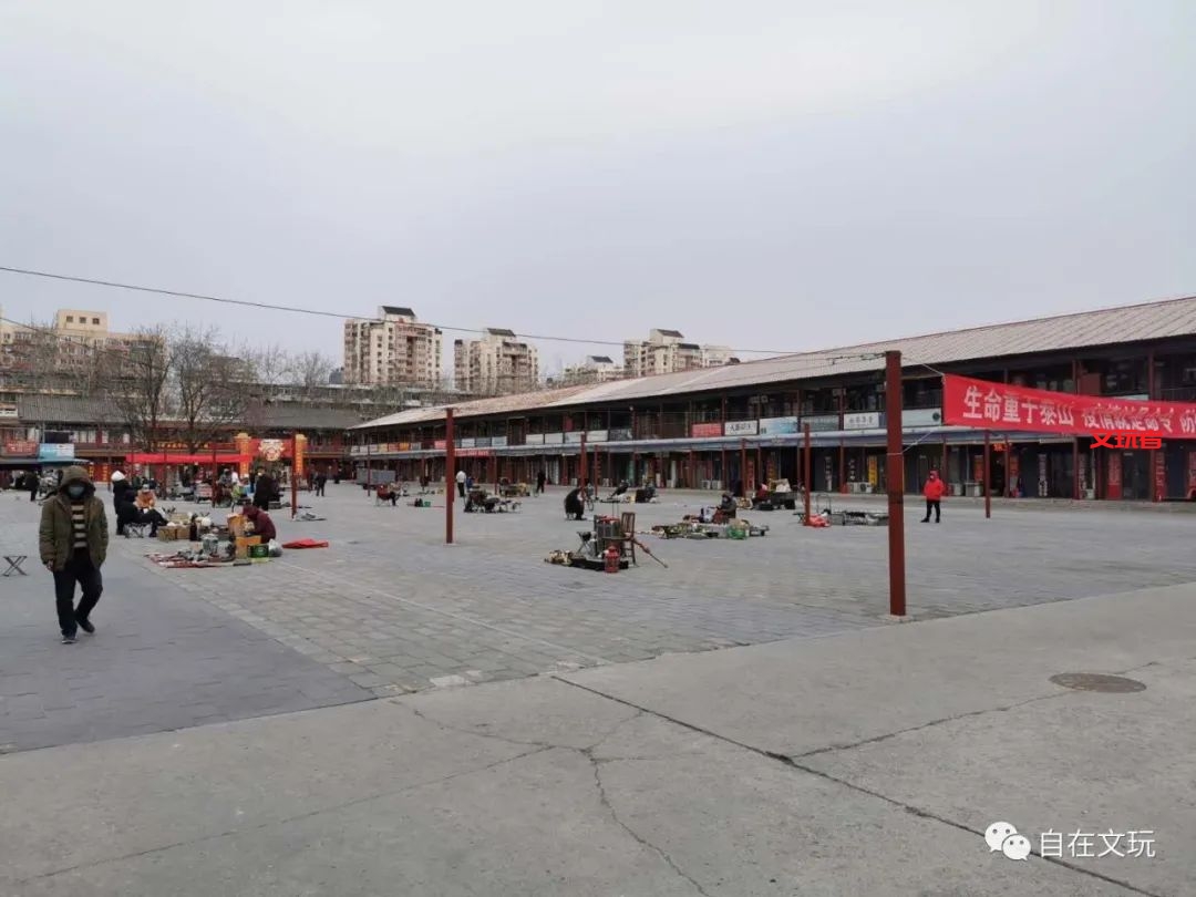 疫情还在，但那个人声鼎沸的潘家园又回来了