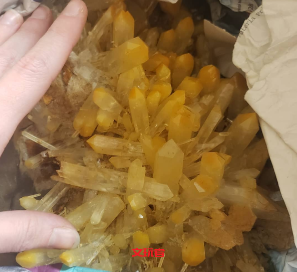 看到这块黄色石头，我竟然流出了口水！！！