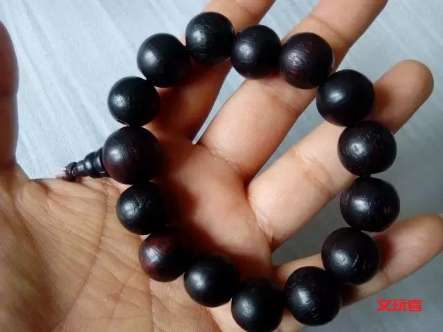 夏天抓紧玩这四种文玩，上色包浆的速度能翻好几倍！