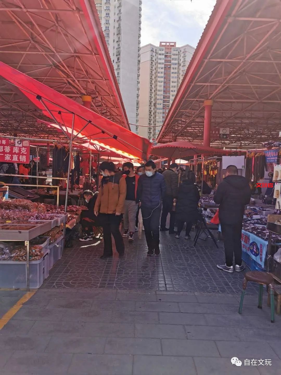 疫情还在，但那个人声鼎沸的潘家园又回来了