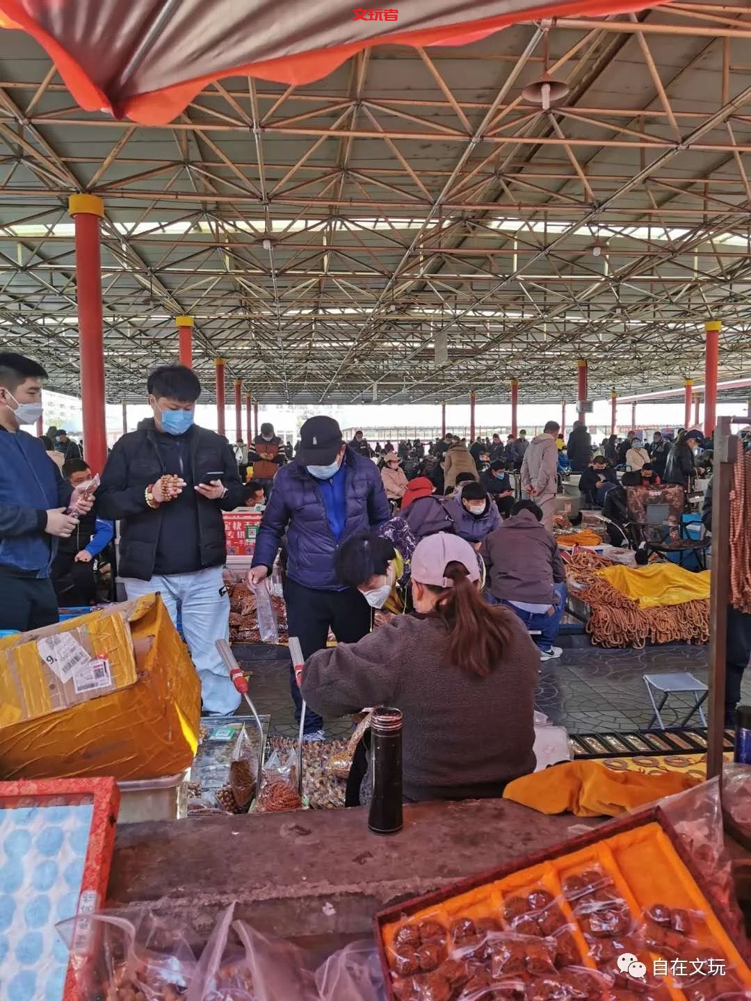 疫情还在，但那个人声鼎沸的潘家园又回来了