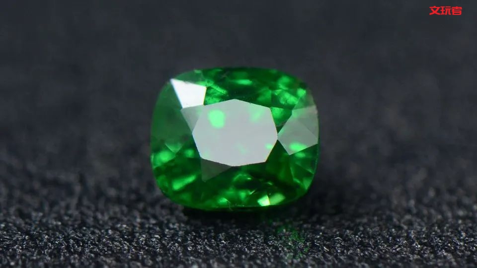 这种“绿色石头”为什么地位这么高？敢与祖母绿叫嚣？