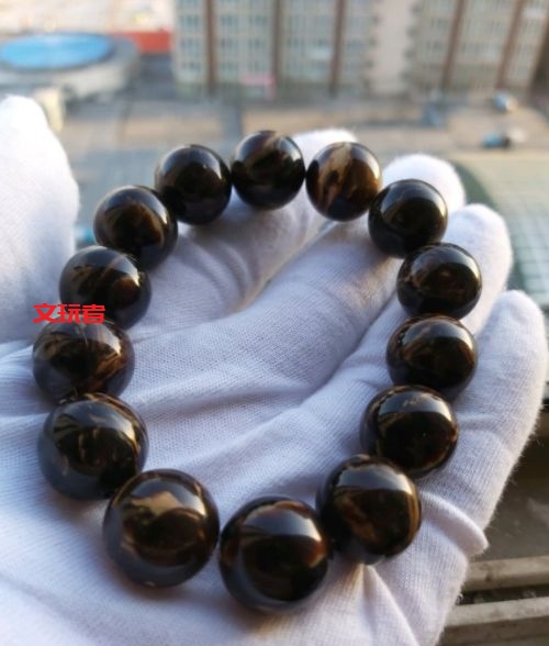 拿手串抵1300块房租？你说值不值？