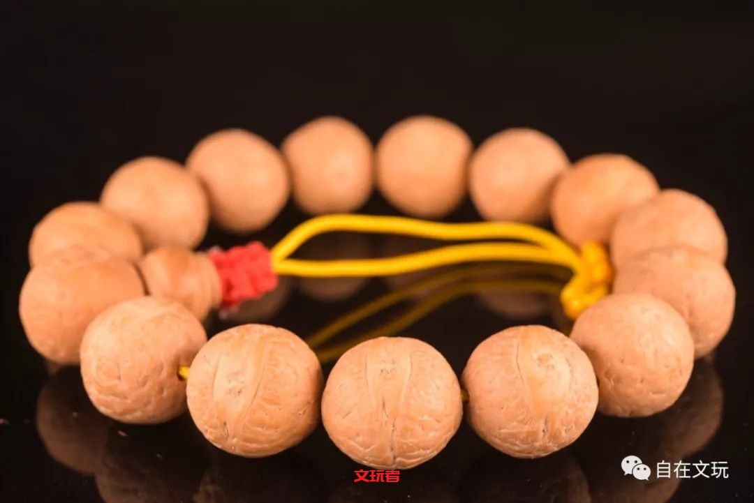 文玩是有味道的,有的香飘十里，有的臭不可闻