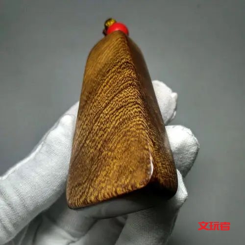 文玩是有味道的,有的香飘十里，有的臭不可闻