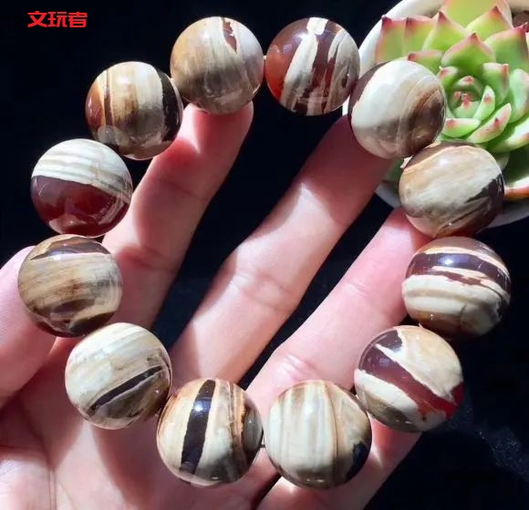 拿手串抵1300块房租？你说值不值？