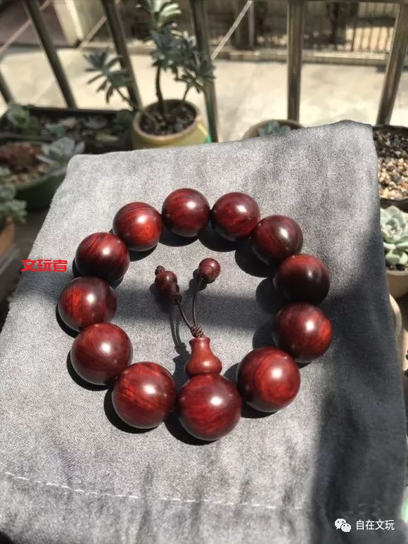 文玩是有味道的,有的香飘十里，有的臭不可闻