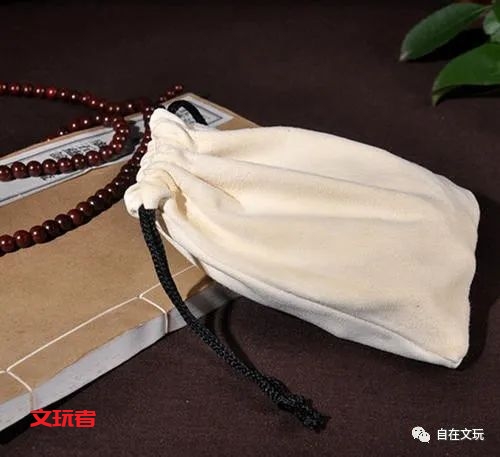 文玩是有味道的,有的香飘十里，有的臭不可闻