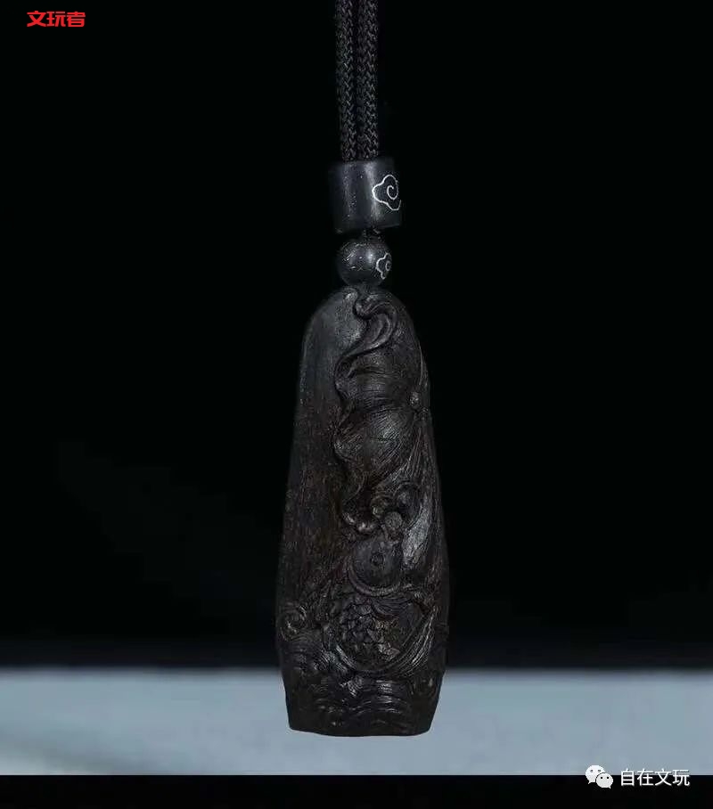 文玩是有味道的,有的香飘十里，有的臭不可闻